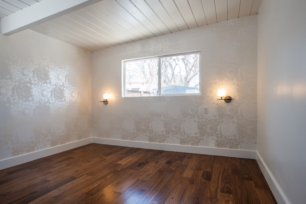 Idee per una camera matrimoniale minimal di medie dimensioni con pareti bianche, pavimento in legno massello medio e nessun camino