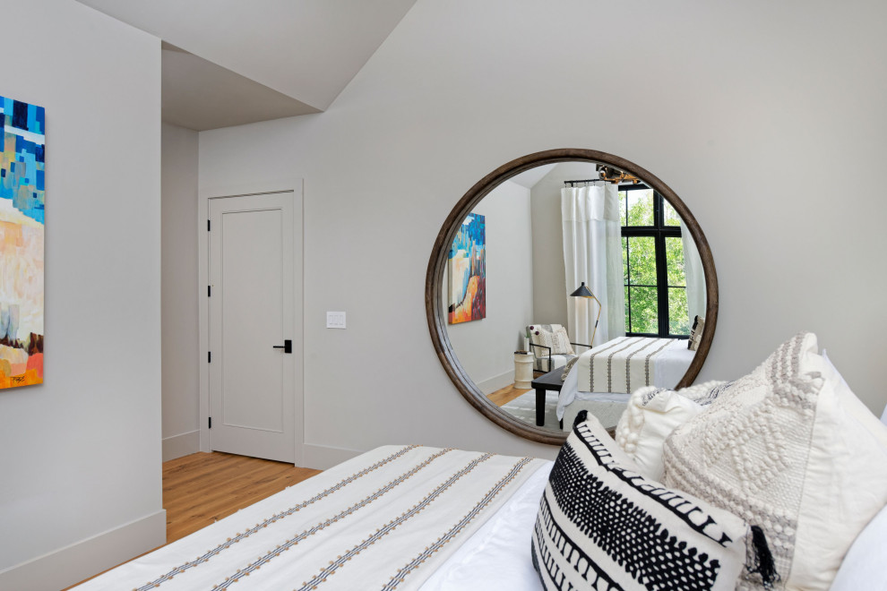 Источник вдохновения для домашнего уюта: хозяйская спальня среднего размера в современном стиле с бежевыми стенами и паркетным полом среднего тона без камина