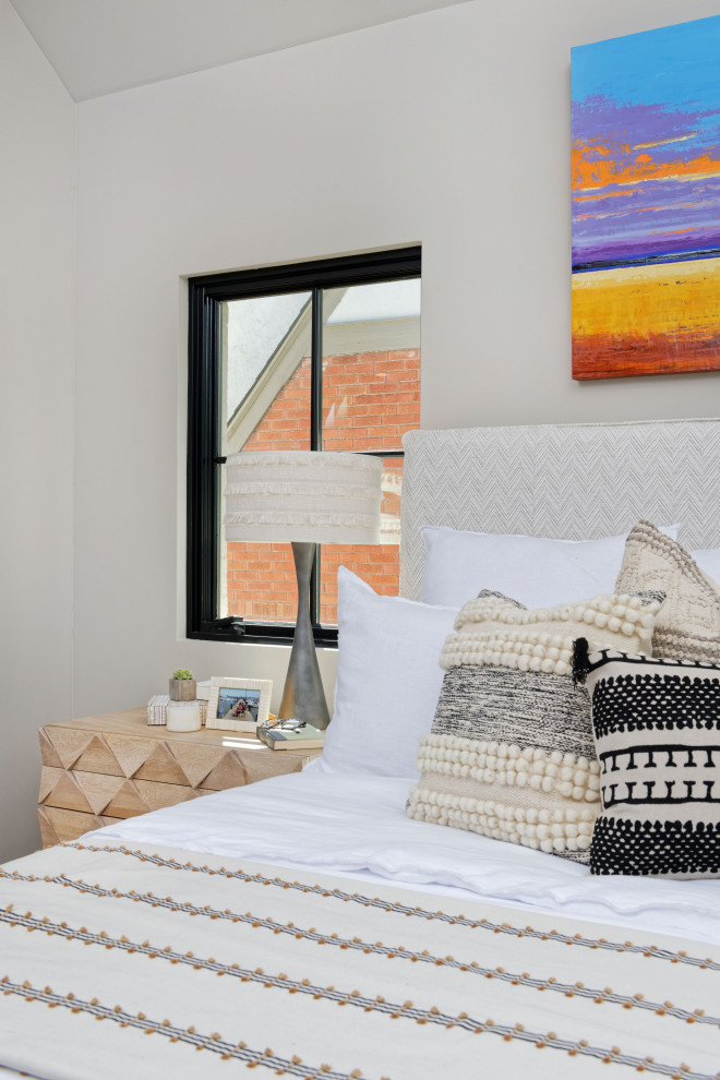 Mittelgroßes Modernes Hauptschlafzimmer ohne Kamin mit beiger Wandfarbe und braunem Holzboden in Denver
