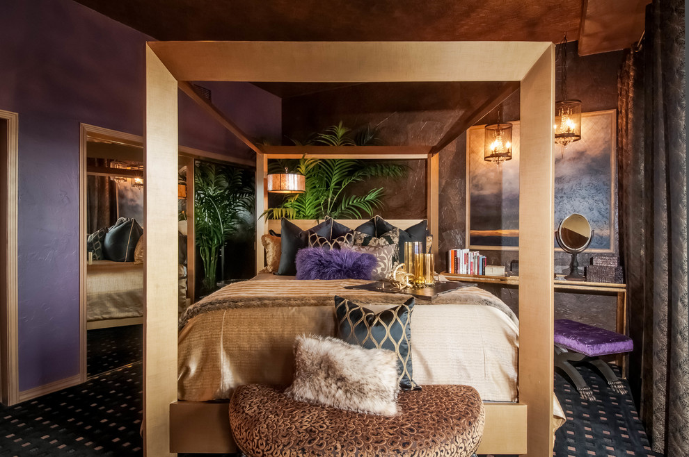 Imagen de dormitorio principal ecléctico con paredes púrpuras y moqueta