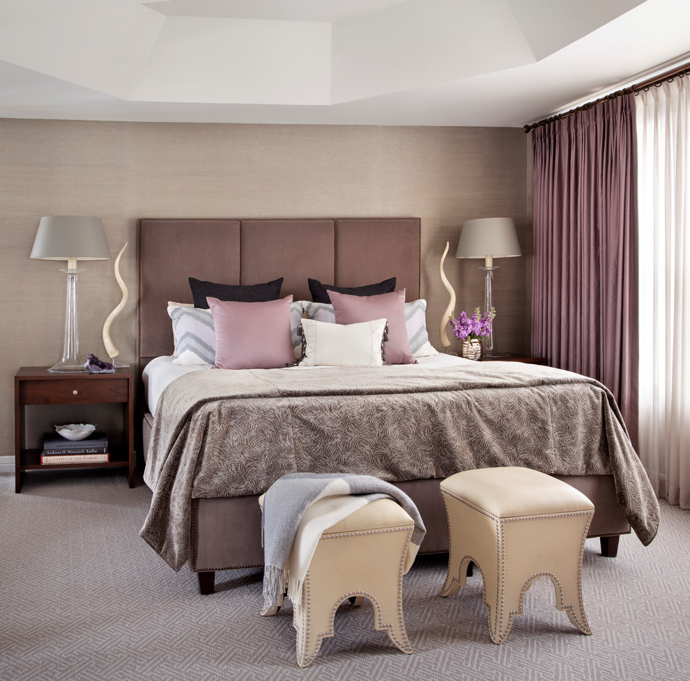 Пример оригинального дизайна: большая хозяйская спальня в стиле неоклассика (современная классика) с серыми стенами, ковровым покрытием и серым полом