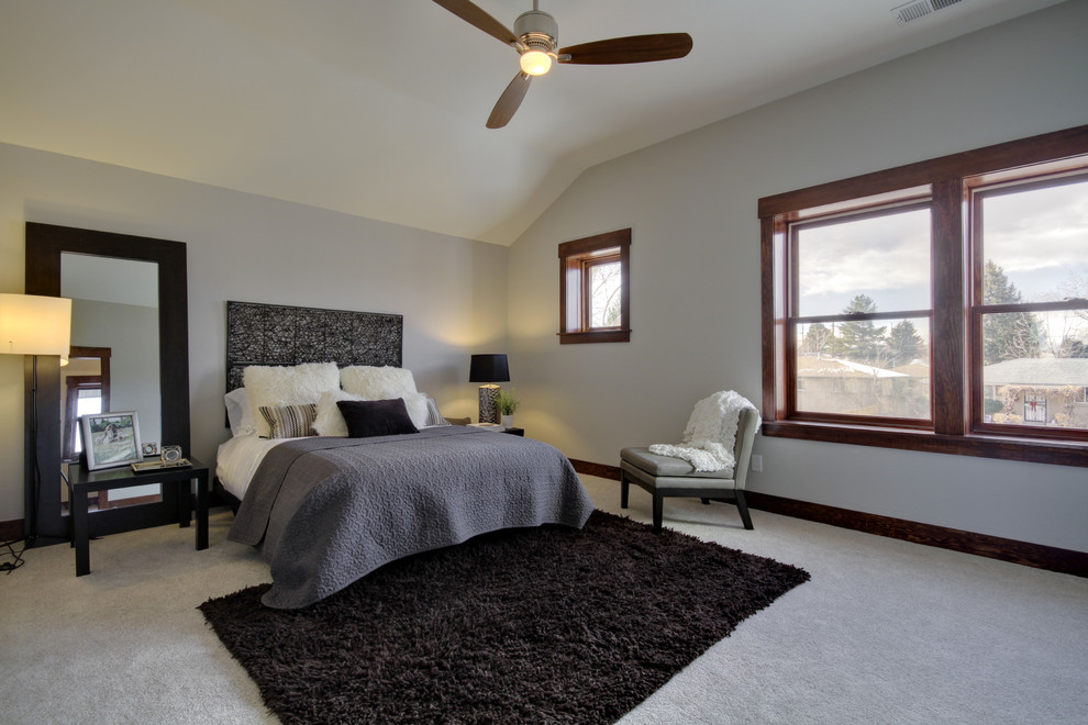 Ejemplo de dormitorio bohemio de tamaño medio sin chimenea con paredes grises, moqueta y suelo beige