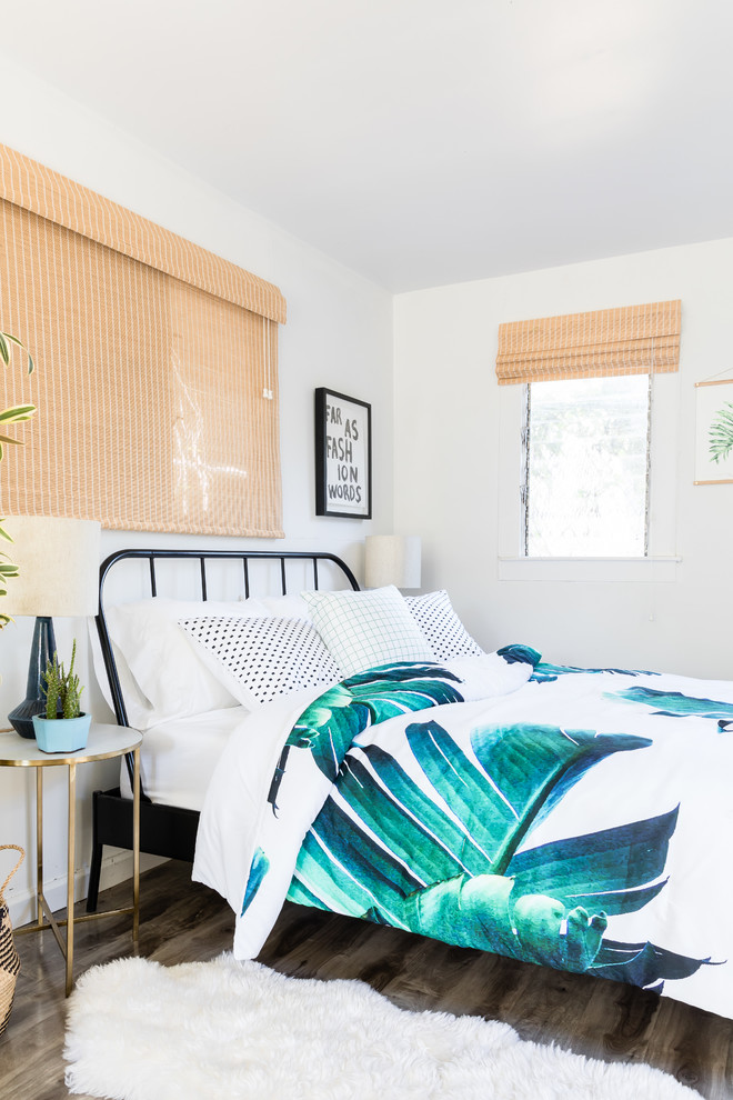 Maritimes Schlafzimmer mit weißer Wandfarbe, dunklem Holzboden und braunem Boden in Denver