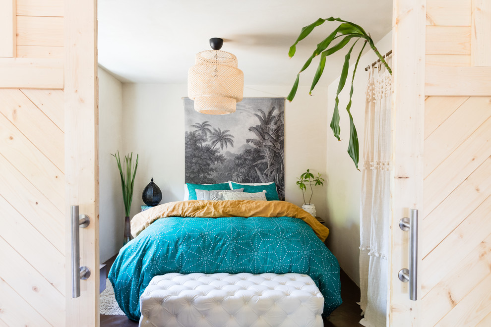 Esempio di una camera da letto costiera con pareti bianche e pavimento marrone