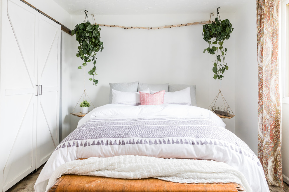 Modernes Schlafzimmer mit weißer Wandfarbe und braunem Boden in Denver
