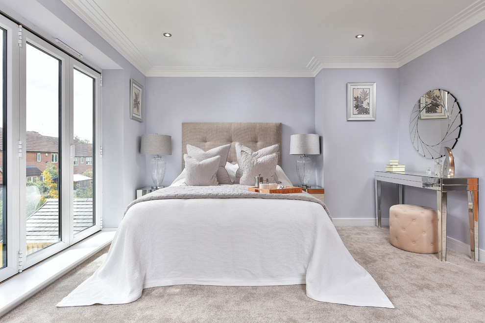 Immagine di una camera da letto tradizionale di medie dimensioni con moquette, pavimento grigio e pareti viola