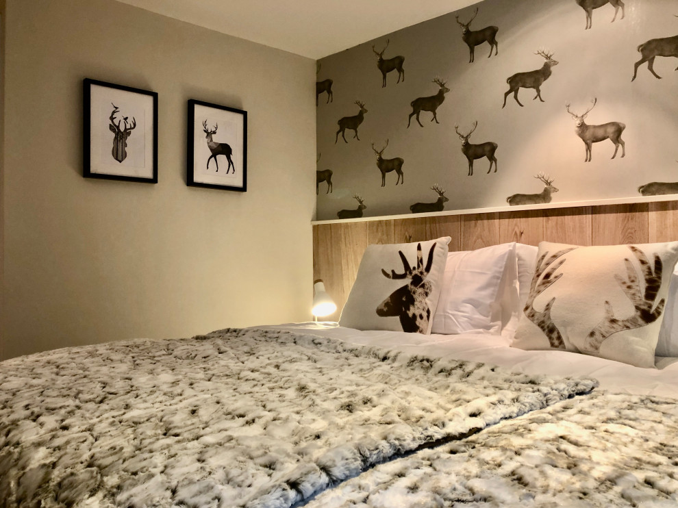 Modelo de dormitorio principal escandinavo de tamaño medio sin chimenea con paredes grises, moqueta y suelo gris