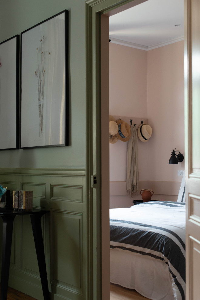パリにある小さなトラディショナルスタイルのおしゃれな客用寝室 (ピンクの壁、淡色無垢フローリング、茶色い床) のレイアウト