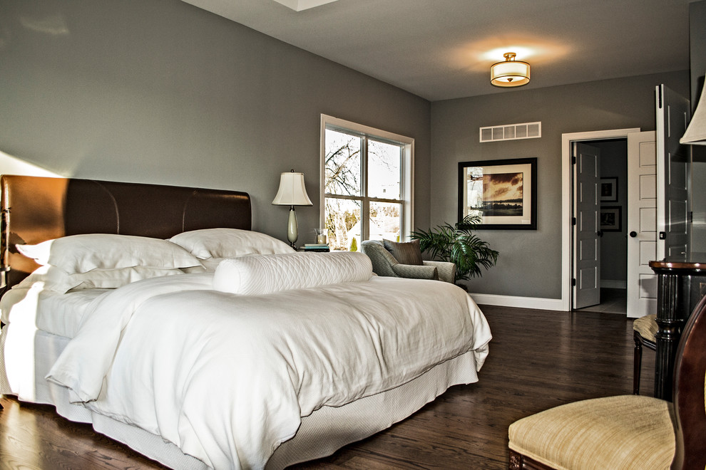 Идея дизайна: хозяйская спальня среднего размера в стиле кантри с серыми стенами, паркетным полом среднего тона и коричневым полом без камина