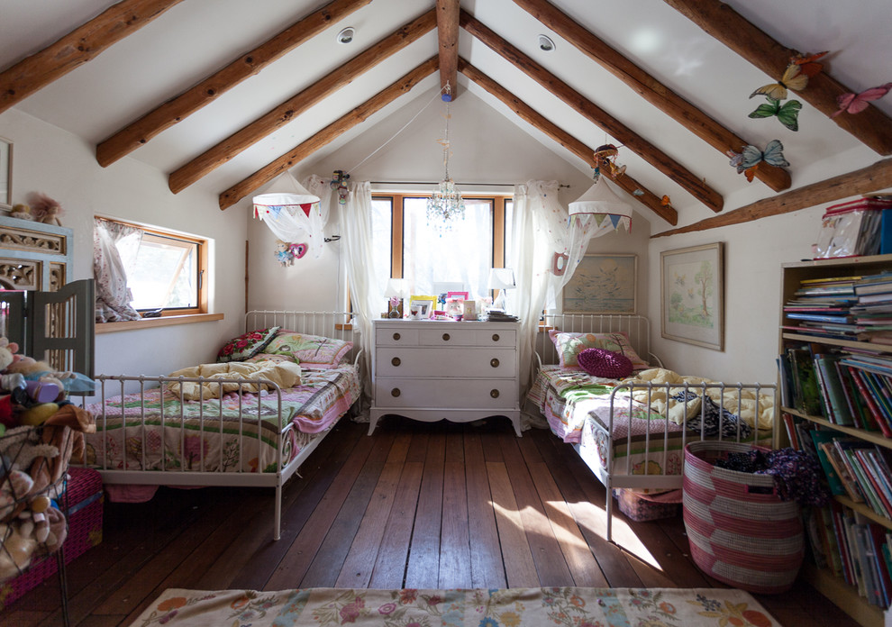Источник вдохновения для домашнего уюта: спальня в стиле кантри с белыми стенами