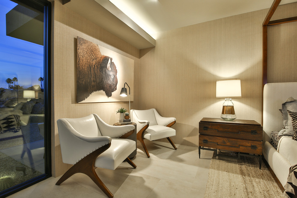 Идея дизайна: большая гостевая спальня (комната для гостей) в современном стиле с бежевыми стенами, полом из керамогранита, фасадом камина из камня и бежевым полом без камина