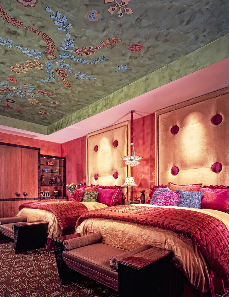 Стильный дизайн: спальня в восточном стиле с красными стенами, ковровым покрытием и красным полом - последний тренд