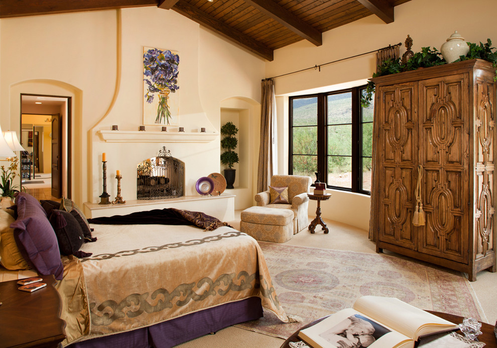 Foto de dormitorio de estilo americano con chimenea de doble cara