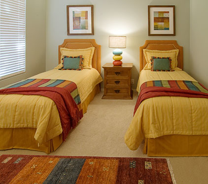 Imagen de habitación de invitados actual de tamaño medio con paredes azules y moqueta