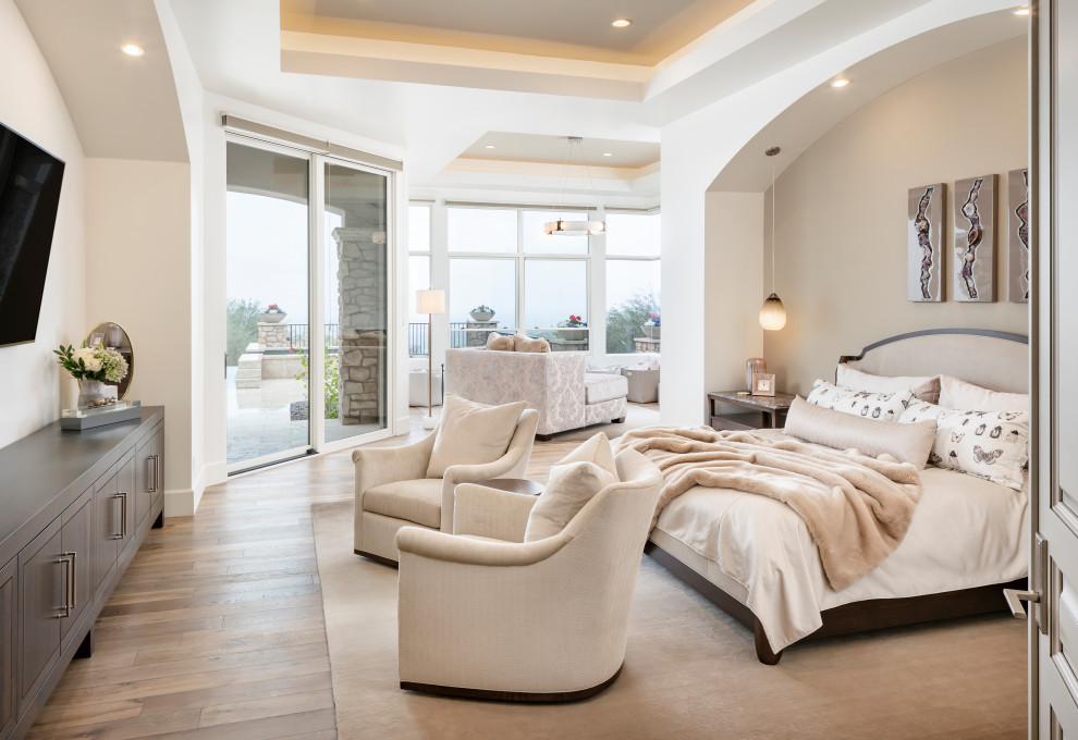 Свежая идея для дизайна: хозяйская спальня в стиле неоклассика (современная классика) с белыми стенами, паркетным полом среднего тона, коричневым полом и телевизором без камина - отличное фото интерьера