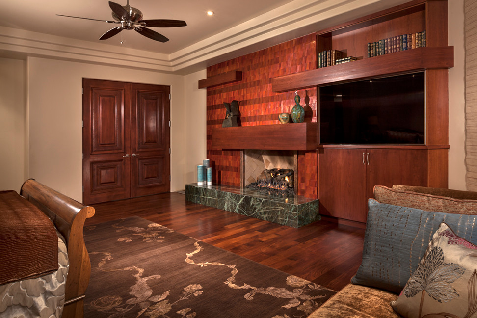 フェニックスにある広いコンテンポラリースタイルのおしゃれな主寝室 (ベージュの壁、無垢フローリング、標準型暖炉、金属の暖炉まわり、茶色い床) のレイアウト