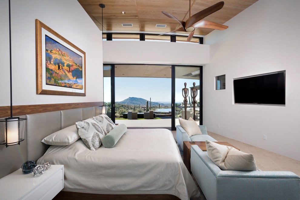 На фото: большая хозяйская спальня в современном стиле с белыми стенами, бежевым полом и телевизором без камина с