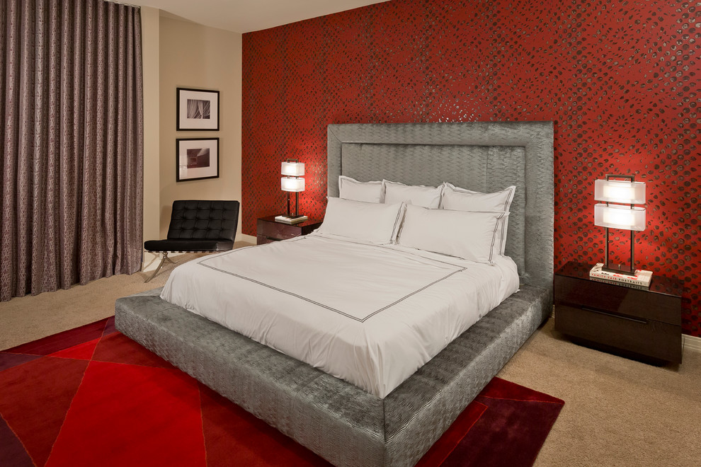 Modelo de habitación de invitados actual de tamaño medio sin chimenea con paredes rojas y moqueta