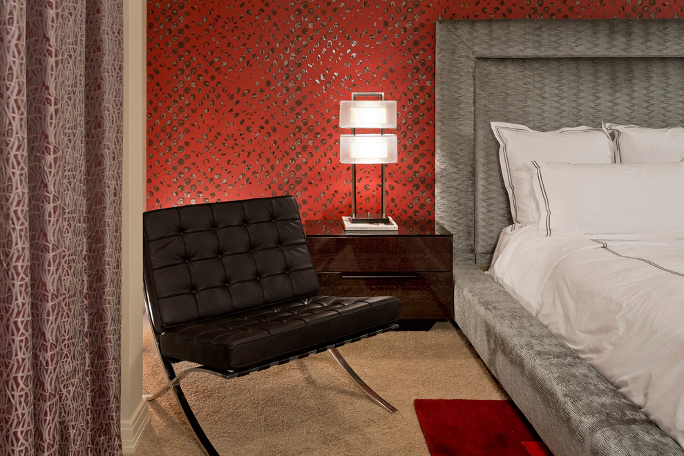 Foto di una camera degli ospiti contemporanea di medie dimensioni con pareti rosse, moquette e nessun camino
