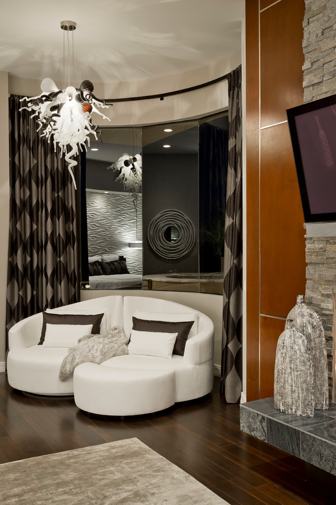 Идея дизайна: огромная хозяйская спальня в современном стиле с серыми стенами, стандартным камином и фасадом камина из камня