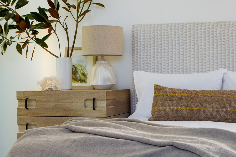 Diseño de dormitorio minimalista con paredes blancas, suelo de cemento y suelo gris