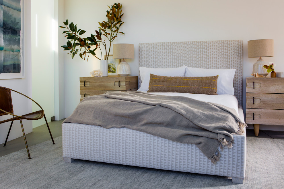 На фото: спальня в современном стиле с белыми стенами, бетонным полом и серым полом с