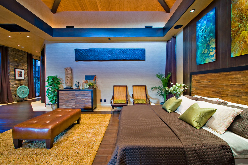 Immagine di una camera da letto design con parquet scuro