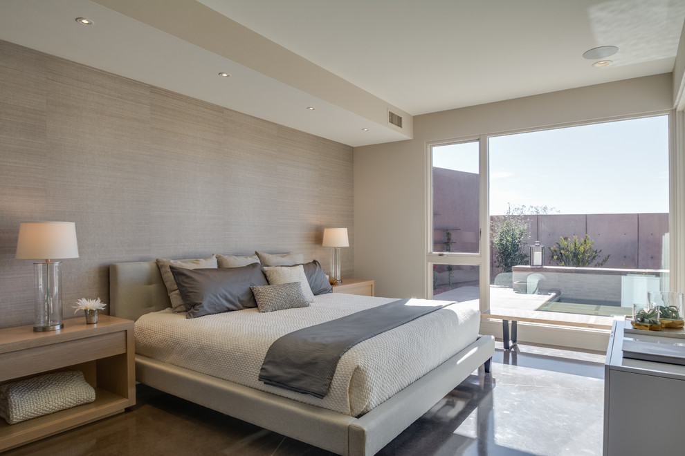 Mittelgroßes Modernes Hauptschlafzimmer ohne Kamin mit beiger Wandfarbe, Betonboden und grauem Boden in Salt Lake City