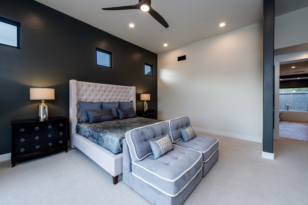 Свежая идея для дизайна: огромная хозяйская спальня в стиле неоклассика (современная классика) с серыми стенами, ковровым покрытием, подвесным камином и фасадом камина из металла - отличное фото интерьера