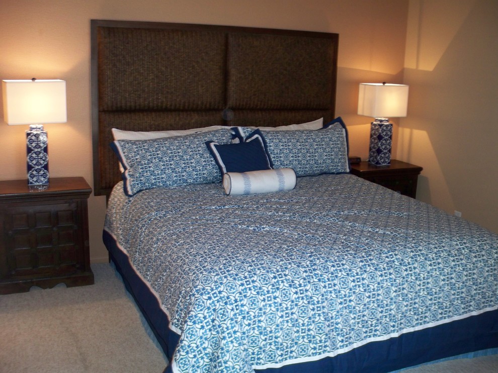 他の地域にある小さな地中海スタイルのおしゃれな寝室 (ベージュの壁、カーペット敷き)