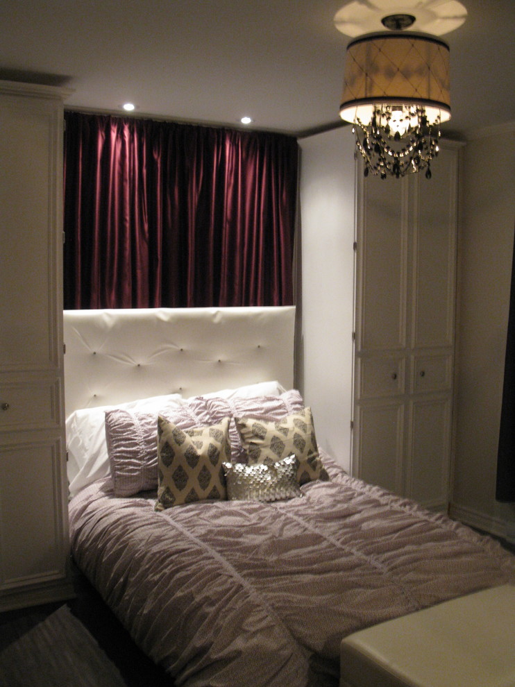 Bedroom - contemporary bedroom idea in Montreal