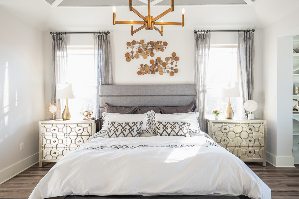 На фото: хозяйская спальня в морском стиле с белыми стенами и коричневым полом без камина