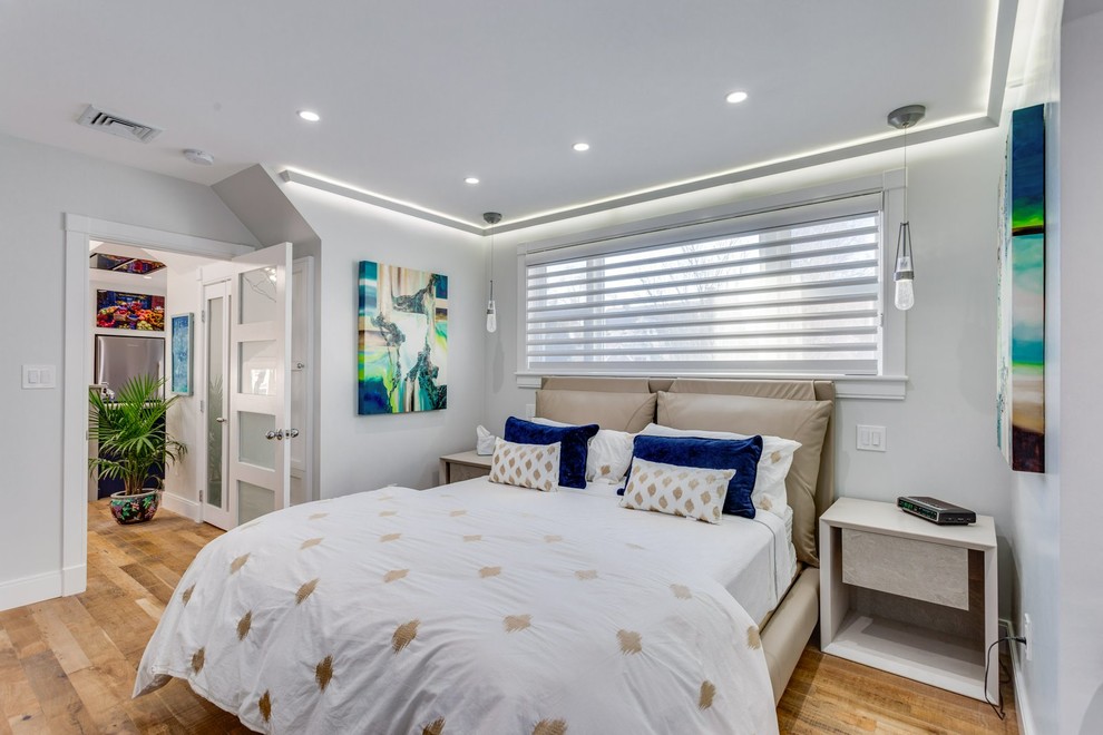 На фото: хозяйская спальня среднего размера в стиле модернизм