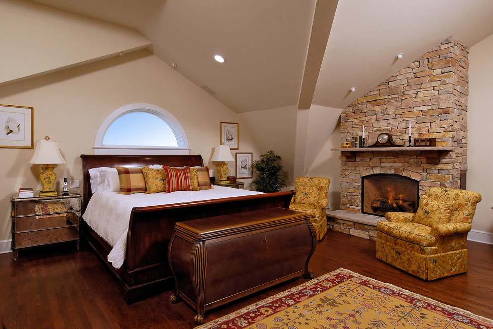 Klassisches Hauptschlafzimmer mit braunem Holzboden, Kamin und Kaminumrandung aus Stein in Washington, D.C.