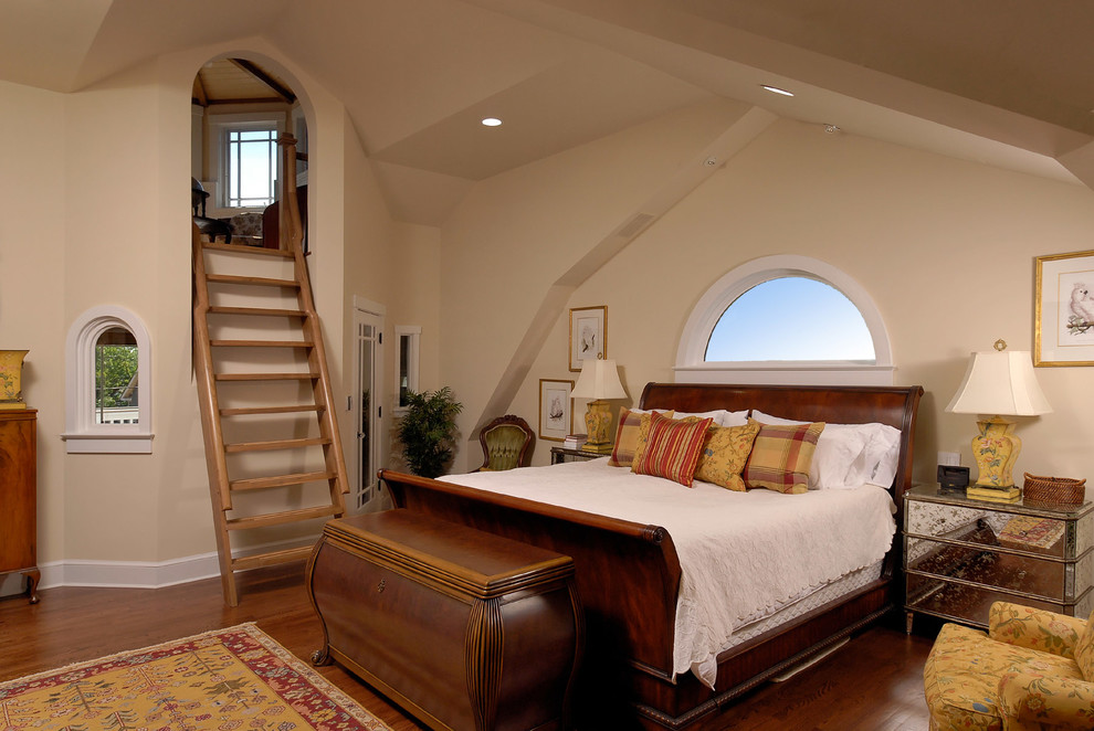 Klassisches Schlafzimmer im Dachboden mit beiger Wandfarbe und braunem Holzboden in Washington, D.C.