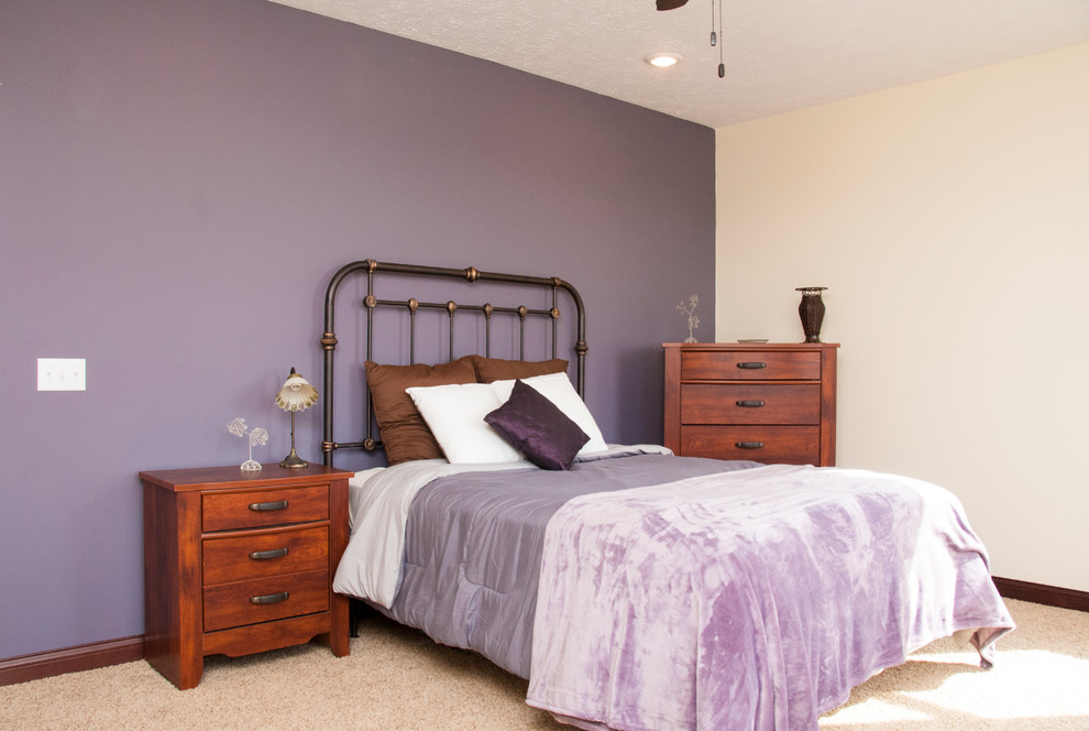 Идея дизайна: хозяйская спальня среднего размера в современном стиле с фиолетовыми стенами, ковровым покрытием и бежевым полом без камина