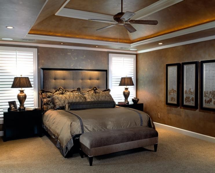 Свежая идея для дизайна: хозяйская спальня среднего размера в классическом стиле с ковровым покрытием и коричневыми стенами без камина - отличное фото интерьера