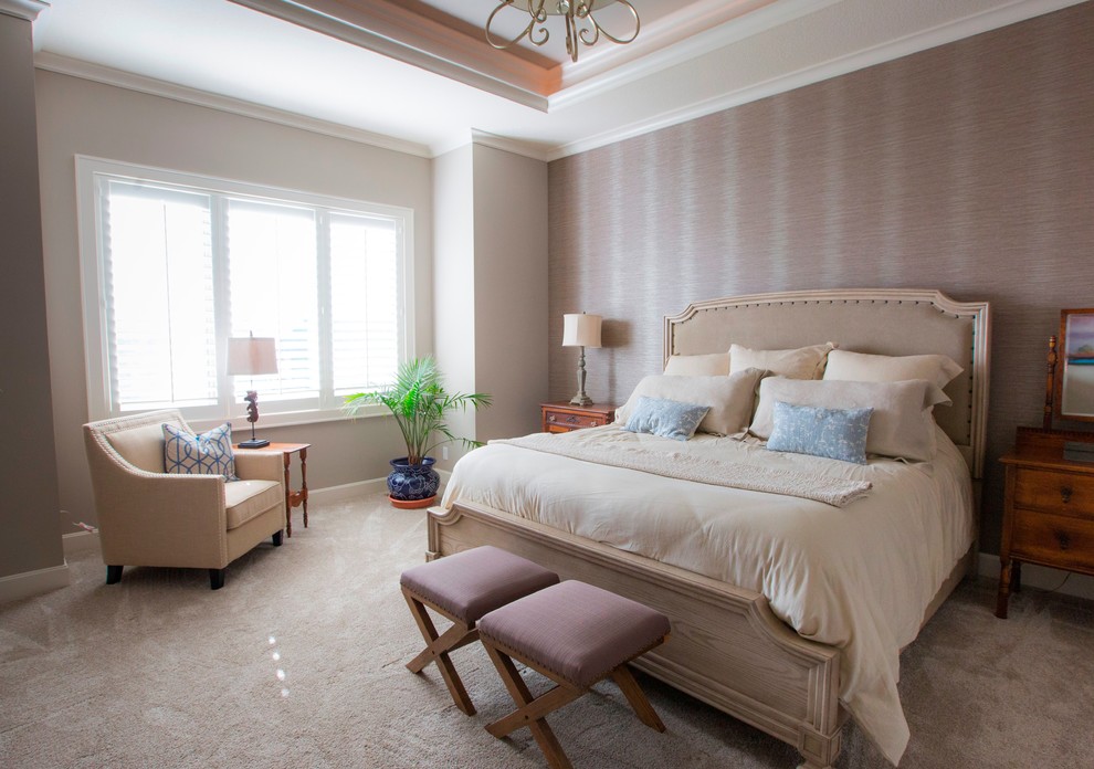 Foto de dormitorio principal tradicional de tamaño medio sin chimenea con paredes grises, moqueta y suelo gris