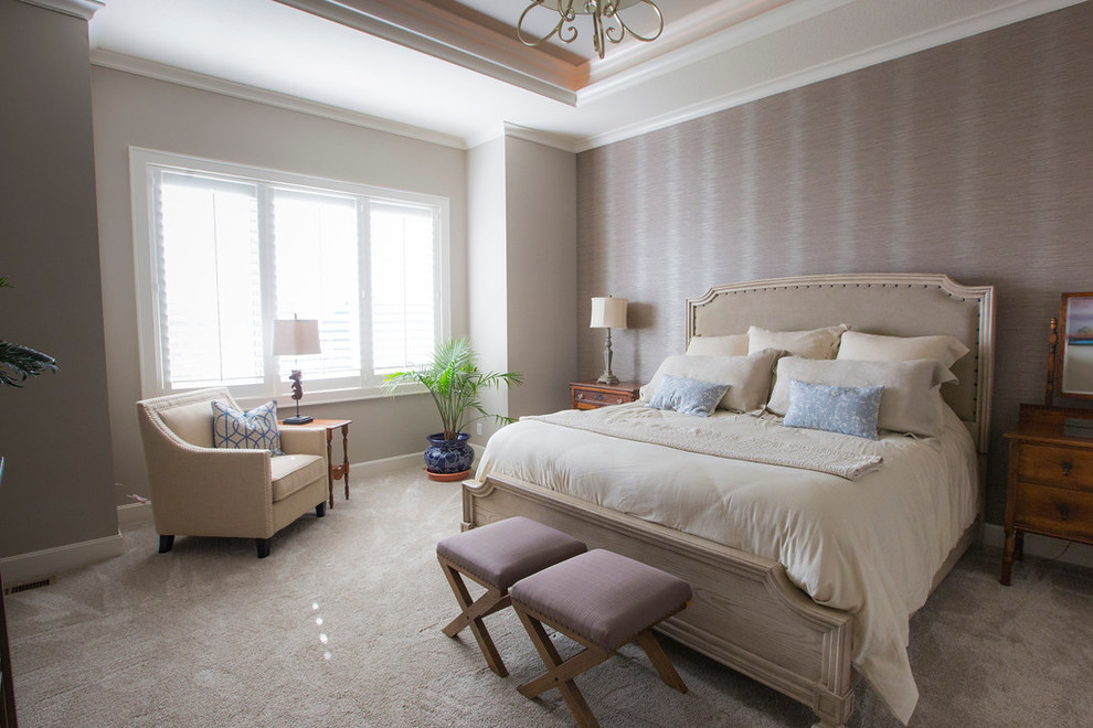 Modelo de dormitorio principal clásico de tamaño medio sin chimenea con paredes grises, moqueta y suelo gris