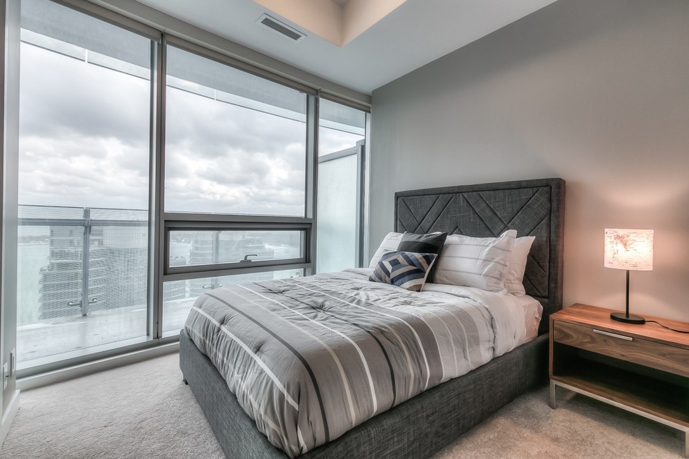 Kleines Modernes Gästezimmer mit grauer Wandfarbe und Teppichboden in Toronto