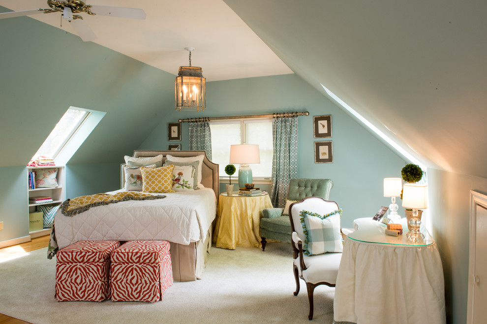 Idée de décoration pour une chambre parentale tradition avec un mur bleu, un sol en bois brun et aucune cheminée.