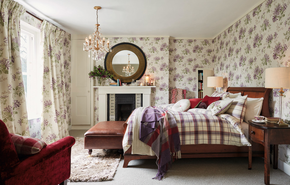 Exempel på ett klassiskt sovrum, med flerfärgade väggar, heltäckningsmatta, en standard öppen spis och beiget golv