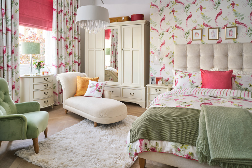 Klassisches Schlafzimmer mit weißer Wandfarbe, braunem Holzboden und braunem Boden in Charlotte