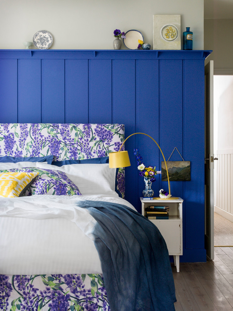 Foto de dormitorio principal bohemio de tamaño medio sin chimenea con paredes azules y suelo de madera clara