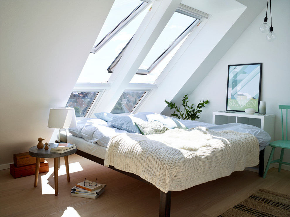 Пример оригинального дизайна: спальня на мансарде в скандинавском стиле