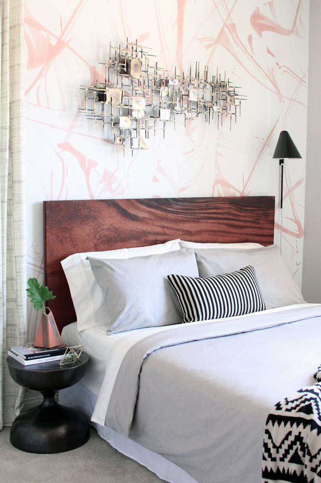 Ispirazione per una camera degli ospiti moderna di medie dimensioni con pareti multicolore, moquette e nessun camino