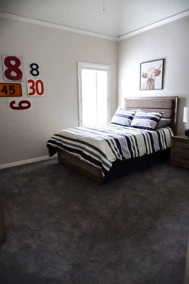 Cette image montre une chambre traditionnelle de taille moyenne avec un mur gris et un sol gris.