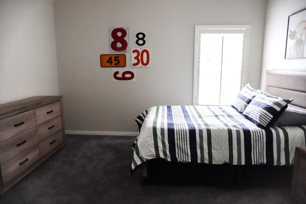 Идея дизайна: гостевая спальня среднего размера, (комната для гостей) в стиле неоклассика (современная классика) с серыми стенами, ковровым покрытием и серым полом