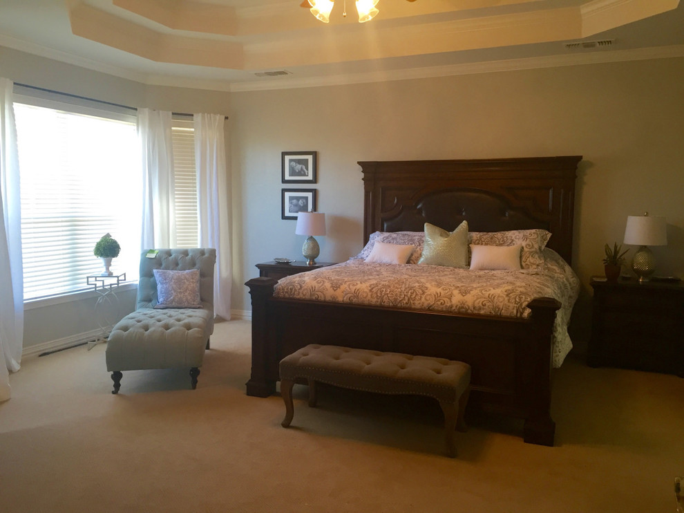 Inspiration för ett vintage sovrum, med beige väggar och beiget golv