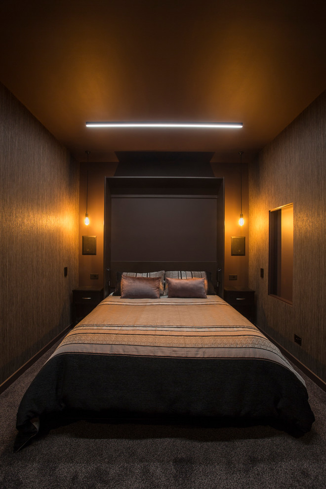 На фото: маленькая гостевая спальня (комната для гостей) в стиле модернизм с коричневыми стенами и ковровым покрытием для на участке и в саду